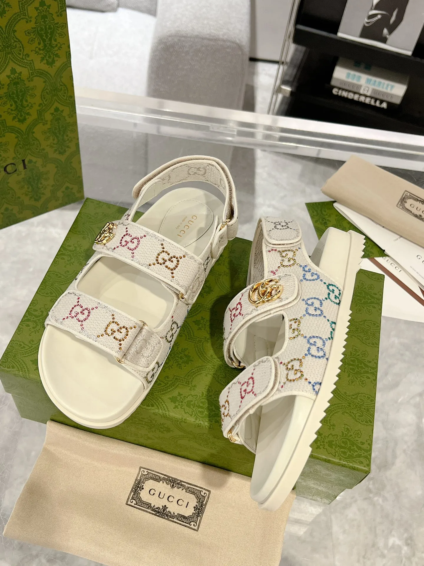 👟👟Ex-factory price 520👟👟 The latest Guccl24ss new product Double G women's Velcro sandals 😎 These flat sandals are designed with Velcro straps, which are modern and sporty, bringing comfort. This accessory is crafted from light blue and ivory white GG denim fabric. The upper straps are decorated with elegant Double G-shaped accessories, showing a unique style. Gucci’s classic presbyopic cloth surface…hot diamond surface…TPU non-slip outsole…ZP molded midsole feet…original metal buckle/rhinestone surface Code number: 35 to 42 (41.42 is custom-made and cannot be returned or exchanged)